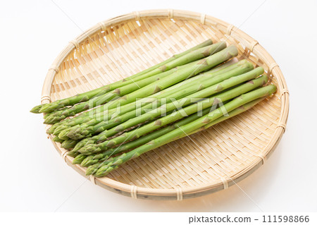 白色背景上的綠蘆筍 111598866