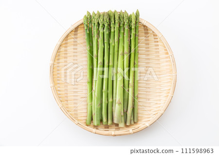 green asparagus on white background 111598963
