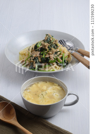 雞蛋湯、菠菜鮪魚義大利麵 雞蛋湯、菠菜鮪魚義大利麵 111599230
