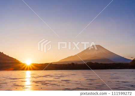 (山梨縣)冰凍的精進湖、富士山、日出 (山梨縣)冰凍的精進湖、富士山、日出 111599272
