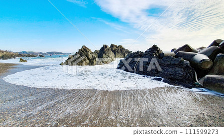 The waves rush the seashore in Jigyeong-ri, Yangnam-myeon,Gyeongji-si, South Korea. 111599273