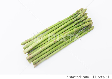 白色背景上的綠蘆筍 白色背景上的綠蘆筍 111599281