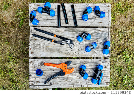 Tools and fittings for installing an external plumbing system from flexible HDPE pipes using threaded compression clamps. 111599348