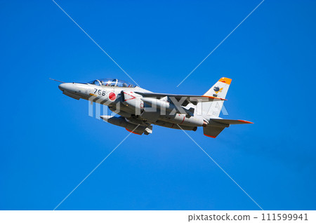 飛行中的航空自衛隊訓練機T-4 飛行中的航空自衛隊訓練機T-4 111599941