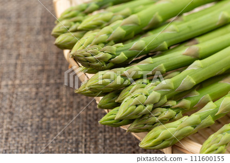 棕色亞麻布背景中的綠蘆筍 棕色亞麻布背景中的綠蘆筍 111600155