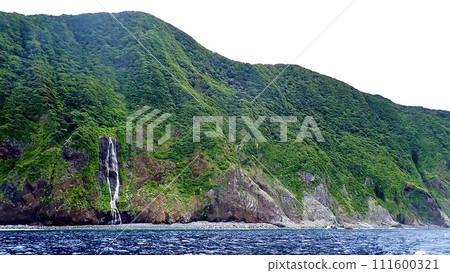 The quay of Mikurashima in the Izu Islands seen from the sea 111600321
