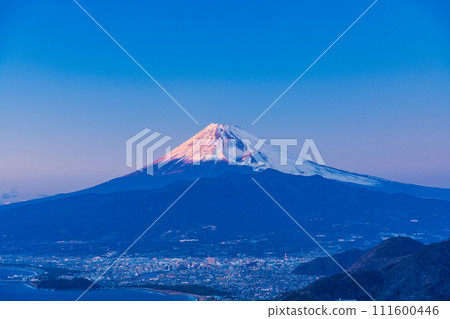 Cityscape of Numazu (Shizuoka Prefecture) and sunset view of Mt. Fuji 111600446