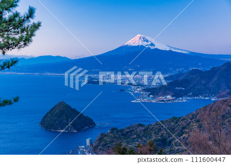 Cityscape of Numazu (Shizuoka Prefecture) and sunset view of Mt. Fuji 111600447