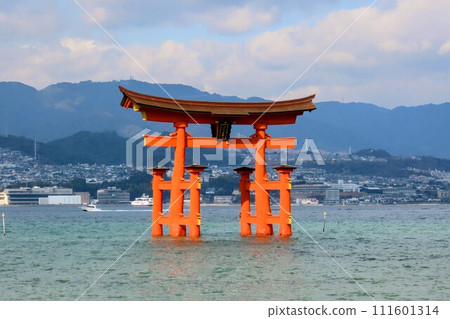 日本安藝三大名勝之一的宮島大鳥居 111601314