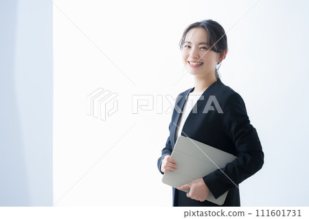 一位女商人拿著筆記型電腦看著相機、秘書的圖像、求職等的特寫鏡頭。 111601731