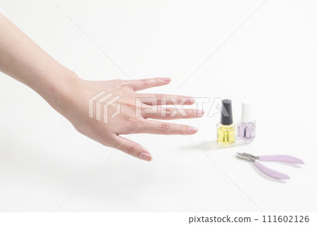 Woman doing nails, nail salon, manicurist, image material 111602126