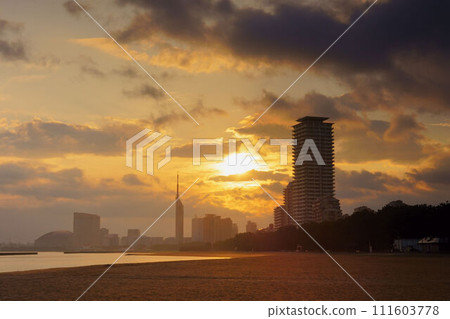 Sunrise over Momochihama area seen from Atagohama area 111603778