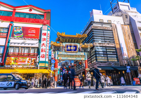 日本橫濱城市景觀二月。在晴朗的冬日欣賞橫濱唐人街和禪林門的景色。拓展藍天...邁向智慧時代 = 8th 111604348