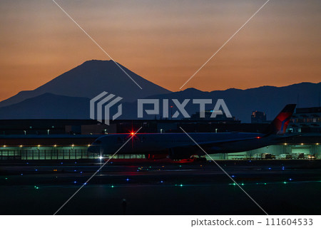 黃昏時的客機與富士山 111604533