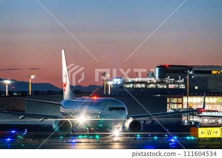 [Take off] Mount Fuji and airplane 111604534