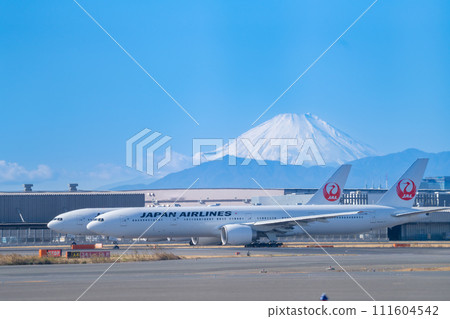 準備起飛的客機和白雪覆蓋的富士山 準備起飛的客機和白雪覆蓋的富士山 111604542