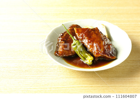 照燒鰤魚配炸什錦和蔥 照燒鰤魚配炸什錦和蔥 111604807