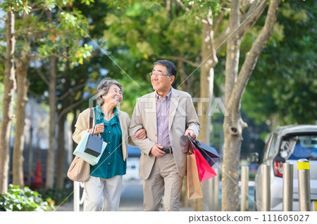 年長夫婦購物 111605027
