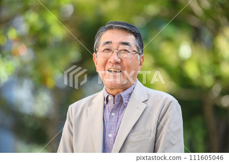 Senior man portrait 111605046