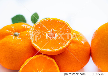 多汁的橘子切成兩半 多汁的橘子切成兩半 111605363
