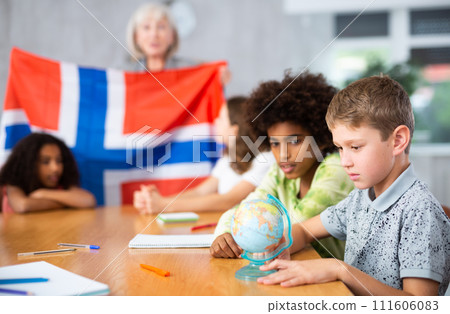 Woman teacher tells pupils about Norway Woman teacher tells pupils about Norway 111606083