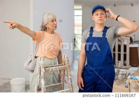 Guy is dissatisfied with the money received from an elderly woman for apartment renovation Guy is dissatisfied with the money received from an elderly woman for apartment renovation 111606167