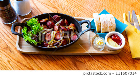 Grilled sausages with onions Grilled sausages with onions 111607014