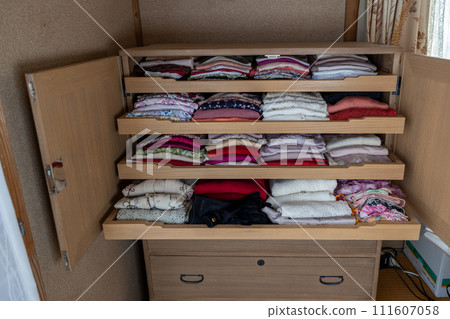 老婦人的衣服折疊整齊，存放在抽屜裡 111607058