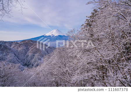 (山梨縣)日本的冬季風景·降雪後從禦坂路看到的富士山 (山梨縣)日本的冬季風景·降雪後從禦坂路看到的富士山 111607378