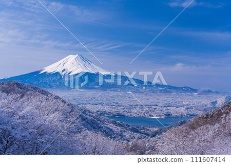(Yamanashi Prefecture) Winter scenery in Japan ・ Mt. Fuji seen from Misaka Road after snowfall (Yamanashi Prefecture) Winter scenery in Japan ・ Mt. Fuji seen from Misaka Road after snowfall 111607414