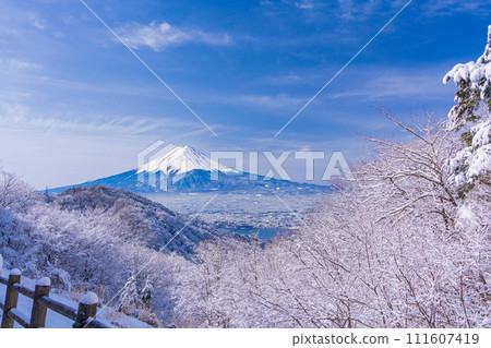 （山梨縣）日本的冬季風景·降雪後從禦坂路看到的富士山 111607419