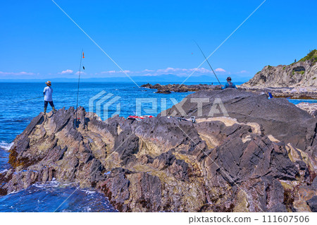 View to the west from Arasaki Beach in Yokosuka City, Kanagawa Prefecture (Mt. Fuji, Sagami Bay, anglers, etc.) 111607506