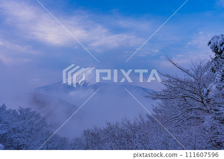 (山梨縣)日本的冬季風景-降雪後從雲中露出的富士山 (山梨縣)日本的冬季風景-降雪後從雲中露出的富士山 111607596
