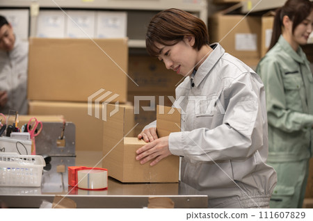 穿著工作服的女人正在做包裝工作 111607829