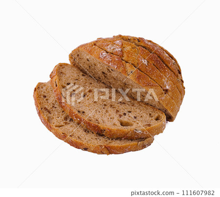 Flat-lay of freshly baked sourdough bread loaf and bread slices 111607982