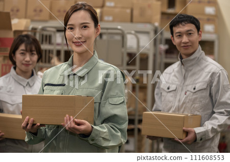 三名身穿工作服的男女在配送倉庫工作 三名身穿工作服的男女在配送倉庫工作 111608553
