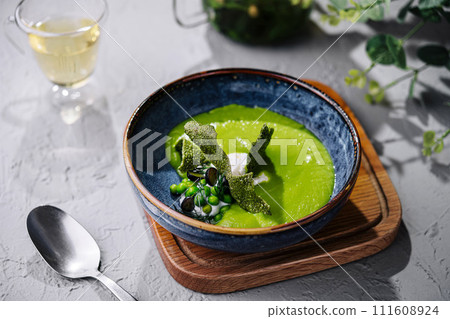 peas, broccoli, spinach cream soup in a bowl 111608924