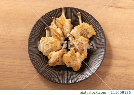 Salt-grilled bone-in chicken (chicken wings have been prepared) Salt-grilled bone-in chicken (chicken wings have been prepared) 111609126
