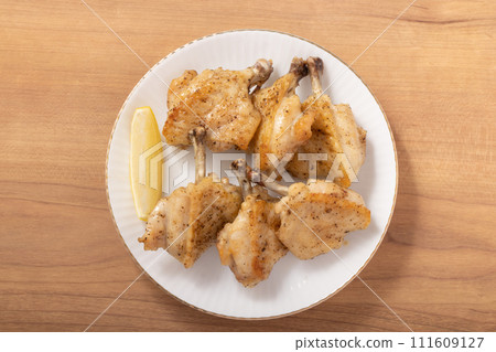 Salt-grilled bone-in chicken (chicken wings have been prepared) Salt-grilled bone-in chicken (chicken wings have been prepared) 111609127