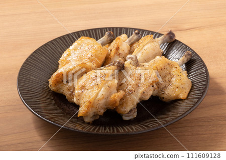 Salt-grilled bone-in chicken (chicken wings have been prepared) Salt-grilled bone-in chicken (chicken wings have been prepared) 111609128