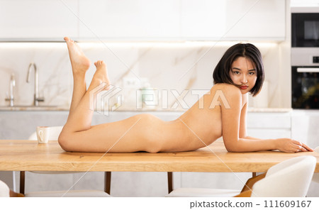 Young naked asian girl lying on table 111609167