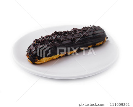 Cake eclair glazed with chocolate cream 111609261