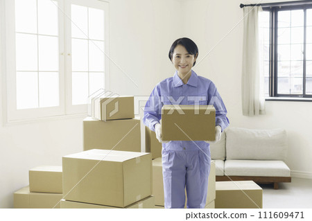 Female moving company staff 111609471