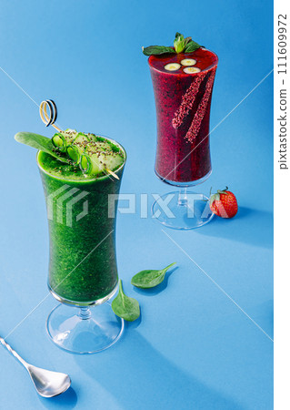 Organic berry and vegetable smoothie 111609972