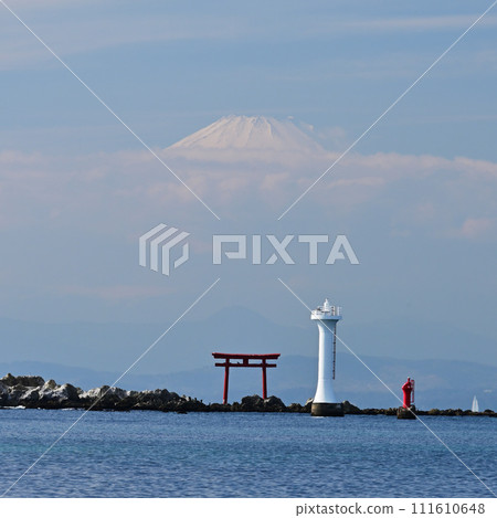 紅色鳥居和冬天的富士 紅色鳥居和冬天的富士 111610648