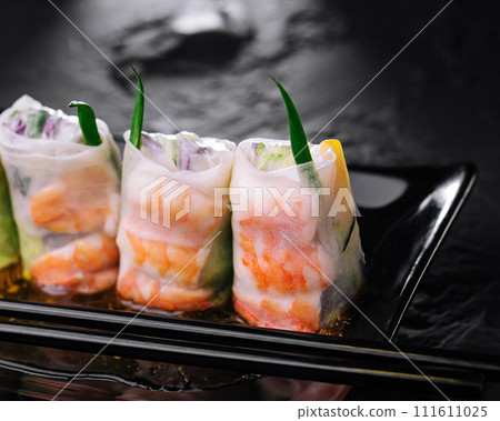Fresh Vietnamese spring rolls with shrimps 111611025