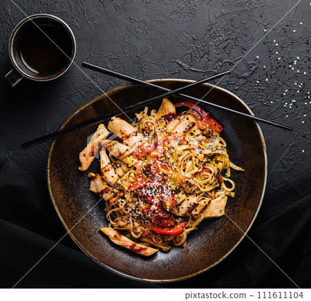 Fried noodles with chicken and vegetables 111611104