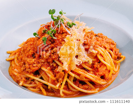 Spaghetti bolognese with parmesan cheese and tomatoes 111611140