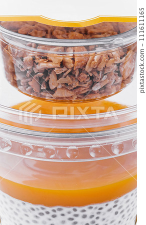 Chia pudding with mango and granola 111611165