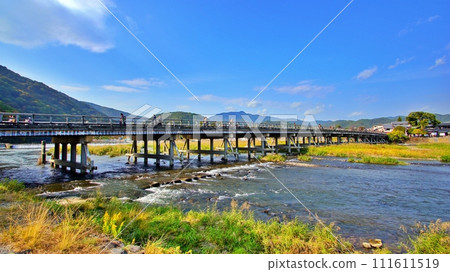 京都嵐山渡月橋風景 111611519